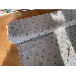 Melange gr med sm broderede blomster